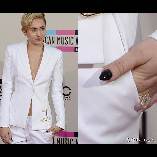Miley Cyrus apostou na dobradinha de preto e branco para o evento